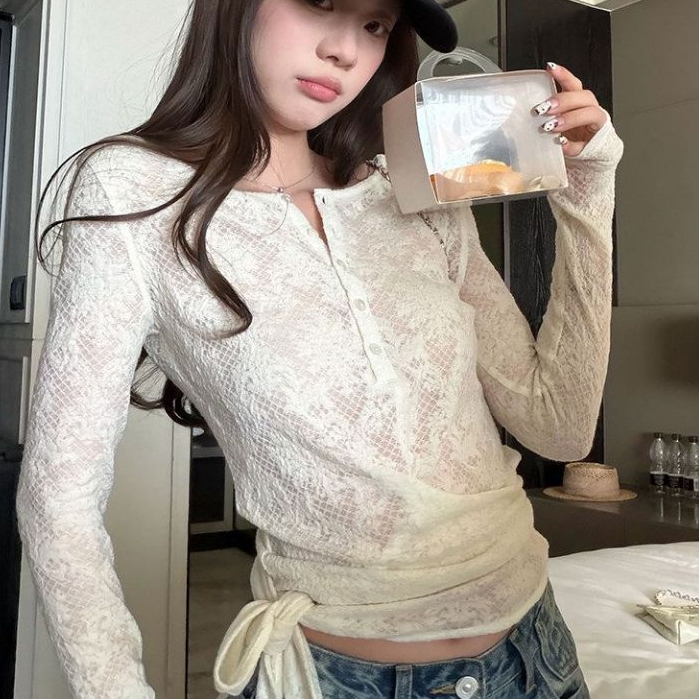 เสื้อยืดแขนยาวลูกไม้สไตล์เกาหลี คอHenley ผูกเชือก ทรงสั้น สวยหรู ผอมหุ่น เสื้อครอปสีครีม 2026ใหม่