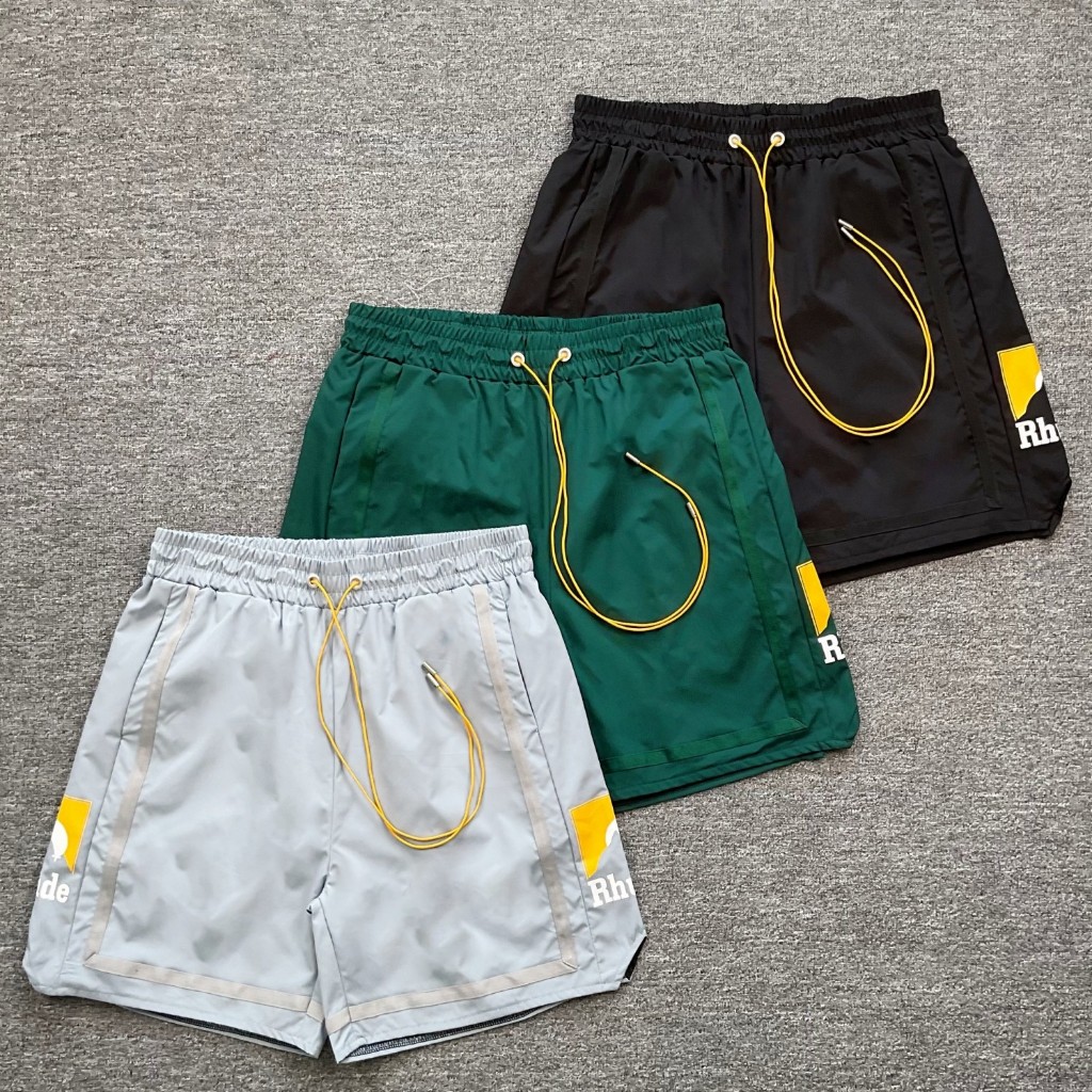 กางเกงขาสั้น Rhude พิมพ์ลายสำหรับฤดูร้อน ออกแบบมาพร้อมเอวยางยืดและเชือกรูด เหมาะสำหรับทั้งผู้ชายและผ