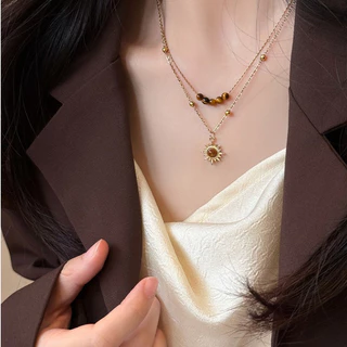 ทองวินเทจ สร้อยคอหินตาเสือดอกไม้ดวงอาทิตย์สําหรับผู้หญิงความรู้สึกการออกแบบเฉพาะโซ่เสื้อกันหนาวพับ ฤดูใบไม้ร่วงฤดูหนาวกระดูกไหปลาร้าโซ่อุป