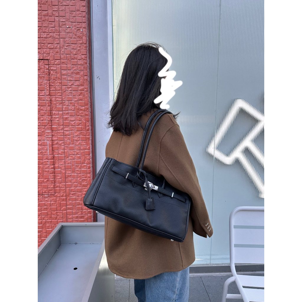 High-End ด้ามยาวไหล่ข้างเดียวแบบพกพาใต้วงแขนกระเป๋าผู้หญิงสไตล์ใหม่คลาสสิกขนาดใหญ่-ความจุหนังนุ่ม Platinum กระเป๋า Tote ราคา ถูกที่สุด ดีลบีเคเค แกลเลอรีภาพที่ 5