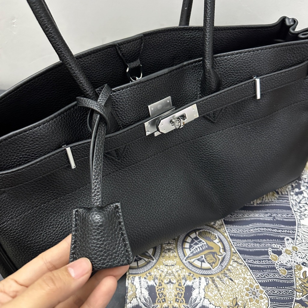 High-End ด้ามยาวไหล่ข้างเดียวแบบพกพาใต้วงแขนกระเป๋าผู้หญิงสไตล์ใหม่คลาสสิกขนาดใหญ่-ความจุหนังนุ่ม Platinum กระเป๋า Tote ราคา ถูกที่สุด ดีลบีเคเค แกลเลอรีภาพที่ 9