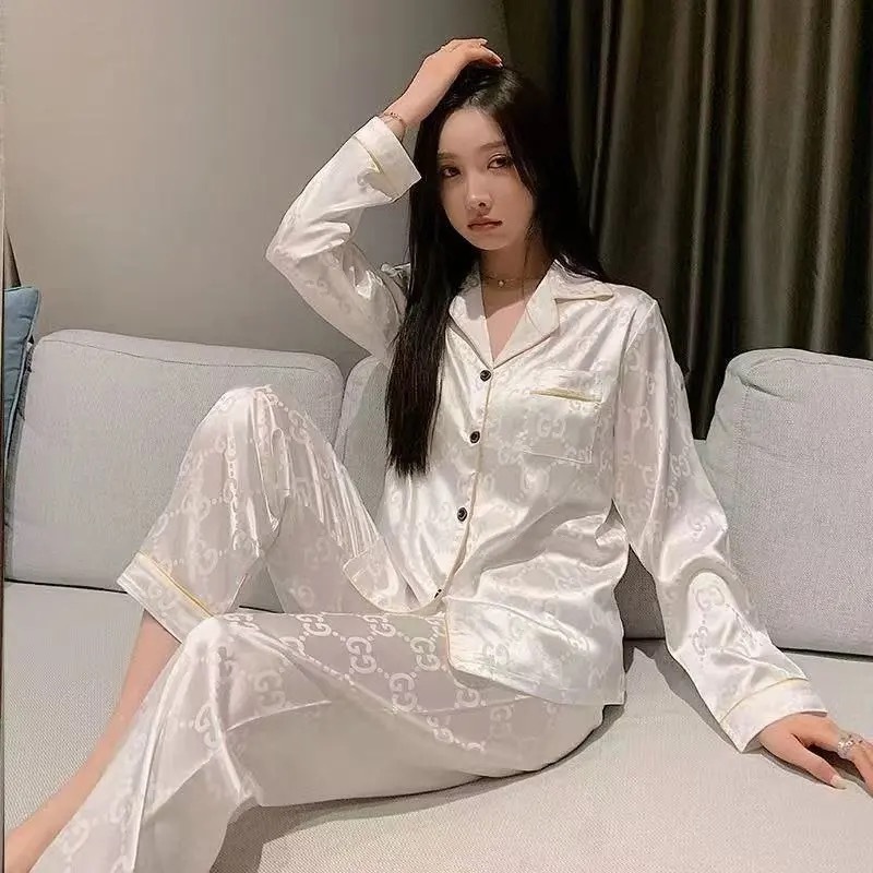 แฟชั่นสีดําสีขาวขนาดใหญ่ผ้าไหมน้ําแข็งซาตินผู้หญิงนอนชุดนอน Homewear ชุด GG