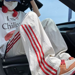 กางเกงลำลองลายทางอินเทรนด์สำหรับหนุ่มๆ ในฤดูร้อน