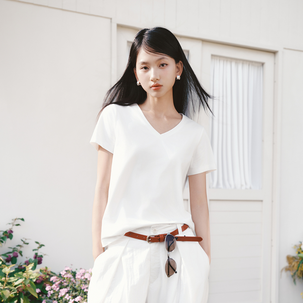 Semir เสื้อยืดสำหรับผู้หญิง ดีไซน์ V Neck ทรงเรียบหรู ดึงความชุ่มชื่นและแห้งไว ฟิต.getBody