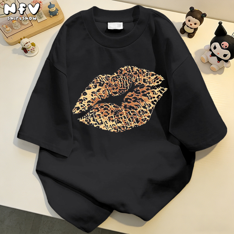 NFV เสื้อยืดคอกลมแขนสั้น✨แฟชั่นสไตล์เกาหลี oversize ผ้านิ่ม ใส่สบาย สาวอวบ ลายริมฝีปากสีทอง 100% Cotton t-shirt YG98
