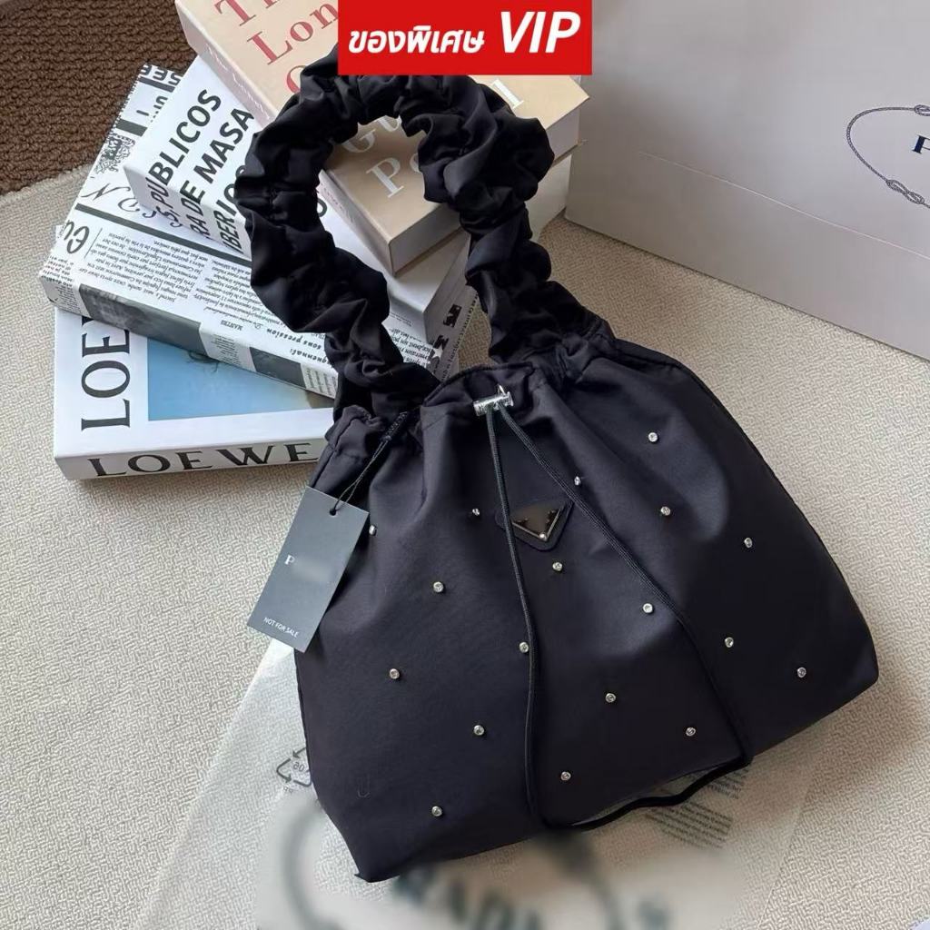 [ของพิเศษ VIP]ระเป๋าโท้ท  สายสะพายริ้วประดับพลอยและหมุดเต็มตัว ผ้าไนลอนสีดำคลาสสิก พร้อมชุดบรรจุภัณฑ