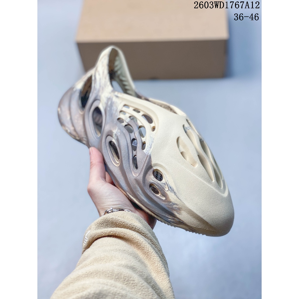 รองเท้าแตะ Yeezy Foam Runner