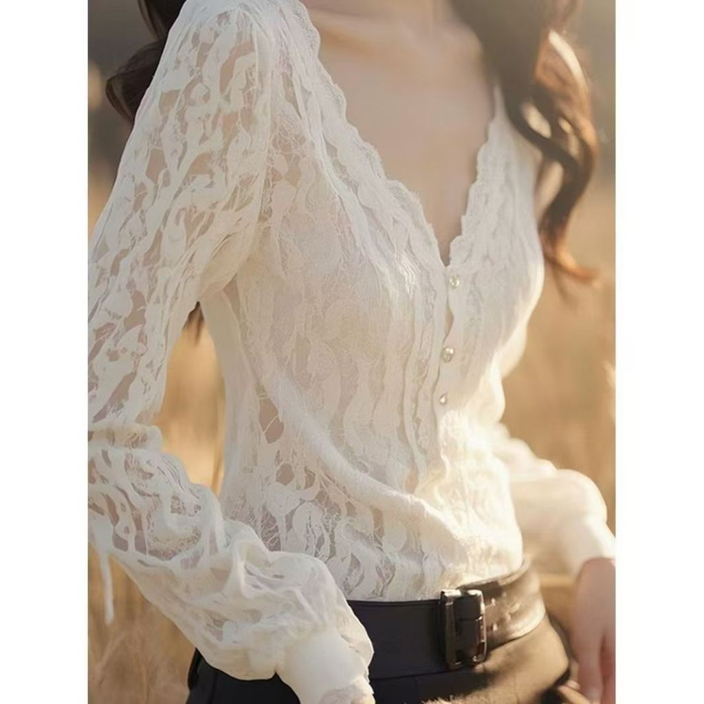 เสื้อคอวีสีขาวจากลูกไม้สไตล์ฝรั่งเศสร่วมสมัย หรูหราและยกระดับลุคในฤดูใบไม้ผลิ