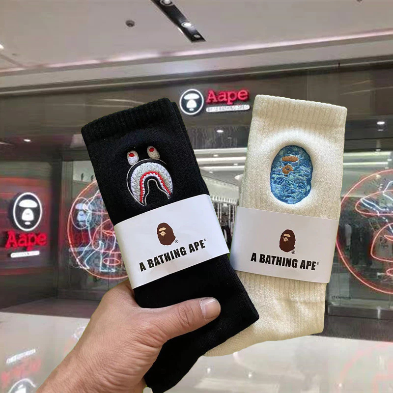 ถุงเท้าปักผู้ชาย BAPE สไตล์แฟชั่นและกีฬา ยาวถึงกลางลูกวัว เหมาะสำหรับเทรนด์เซ็ตเตอร์