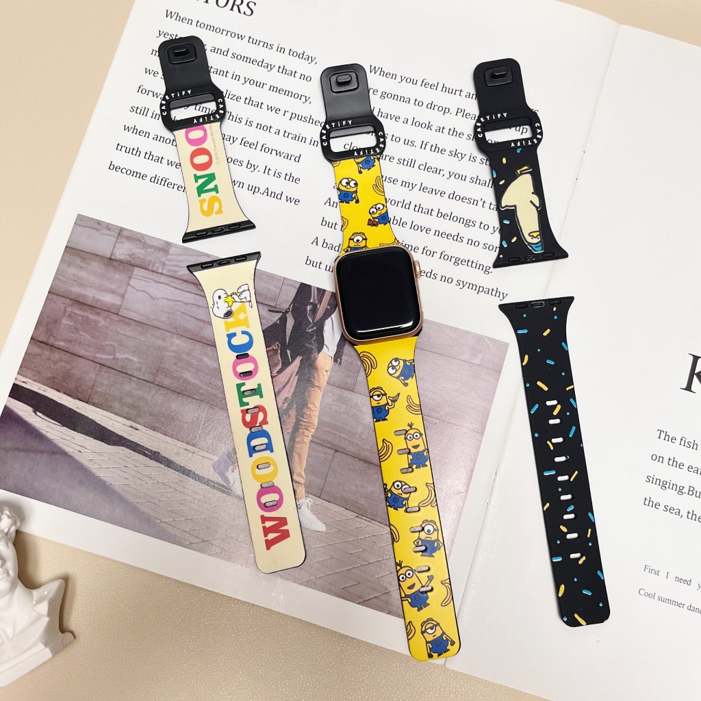 Little Yellow Man Decadent Duck Snoopy สายนาฬิกาเหมาะสําหรับ Apple Watch 38mm/40mm/41mm/s10 42mm 42mm/44mm/45mm/s10 46mm/49mm น่ารักการ์ตูนซิลิโคนสายคล้อง