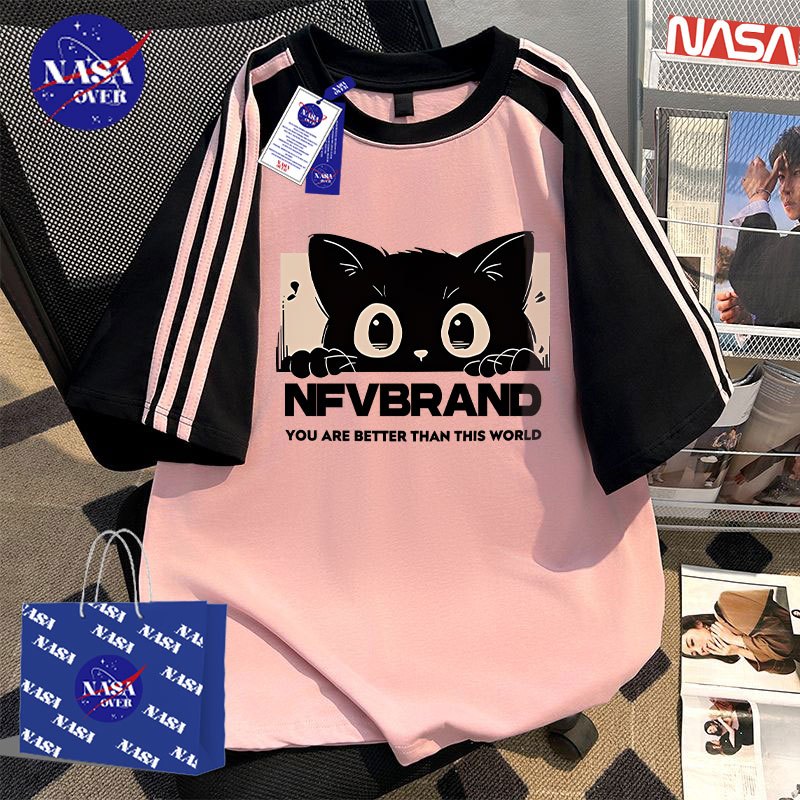【จัดส่งจากกรุงเทพฯ】🔥NASA เสื้อยืดแขนสั้น ฤดูร้อน สีชมพู-ดำ ทรงหลวม ดีไซน์ดั้งเดิม ลายแมวบนขอบหน้าต่าง เรียบง่าย น่ารัก เสื้อ ยูนิเซ็กส์ YG438