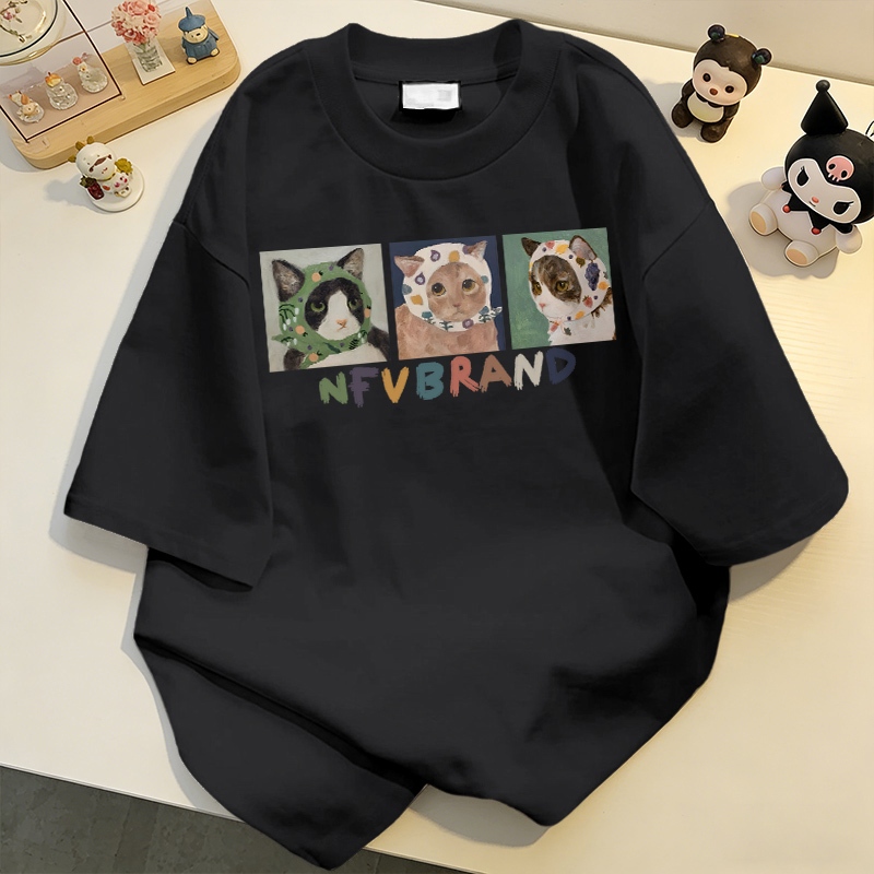 NFV เสื้อยืดแขนสั้นคอกลม💖แฟชั่นเกาหลี ลายแมวพันผ้าคาดศีรษะ ผ้าฝ้ายแท้ ใส่สบาย ทรงหลวม YG2922