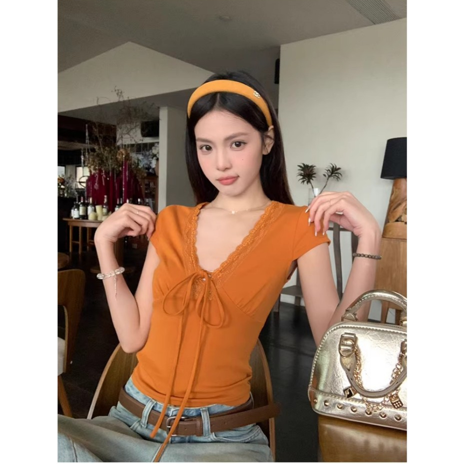 KOKOMI เสื้อยืดแขนสั้น ลายลูกไม้ คอวี เชือกผูก