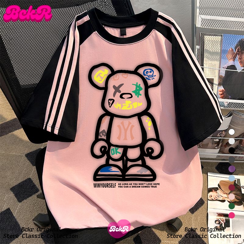 【จัดส่งตลอด 24 ชั่วโมง】🔥BCKR ลายหมี ลายสามแถบ ลำลอง oversize คอกลม เสื่อยืด 🩷 เสื้อผญ เสื้อ YG858