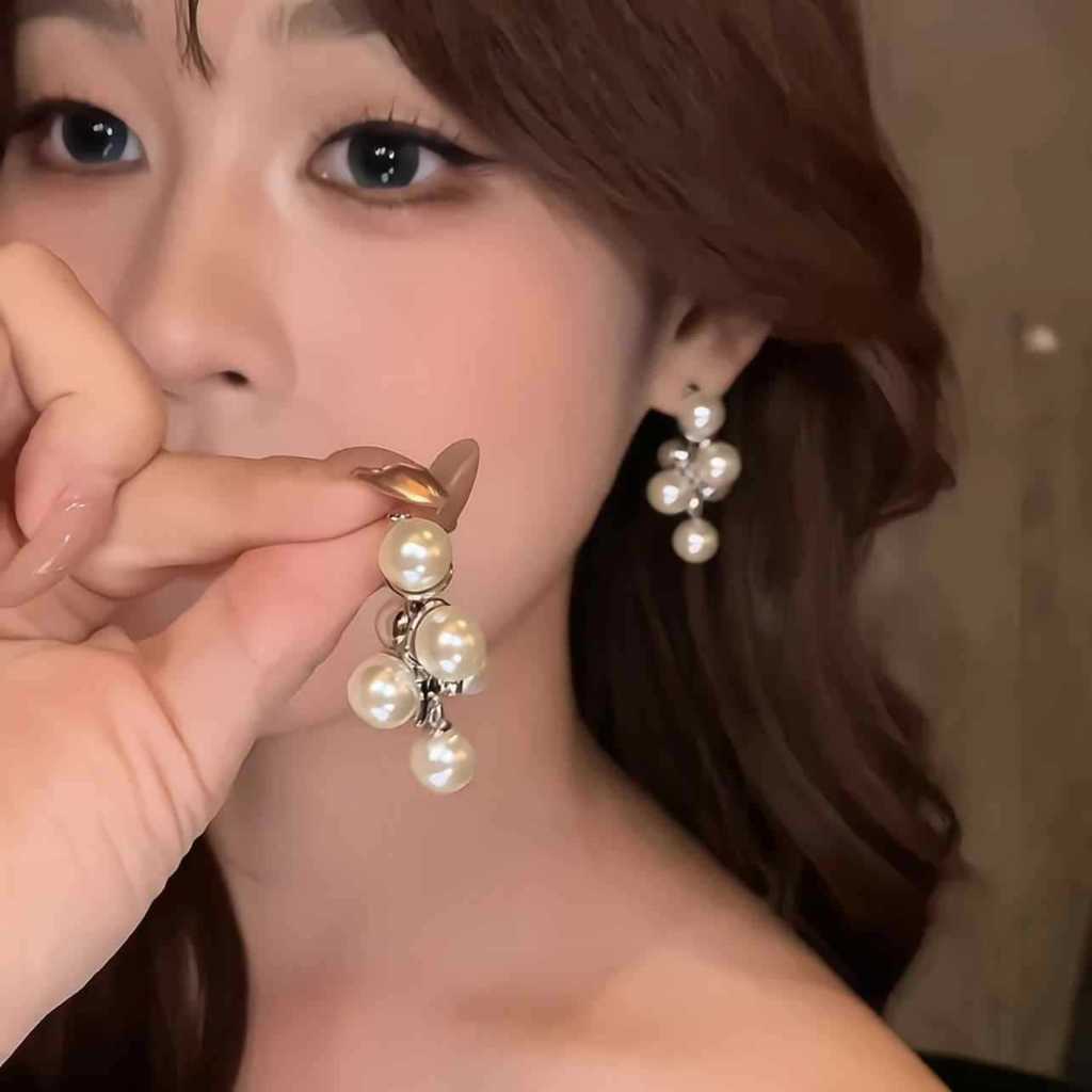 ต่างหูมุกฝรั่งเศสระดับพรีเมียมสำหรับผู้หญิง ออกแบบหรูหรา มีลวดลายละเอียดบนต่างหูเงิน