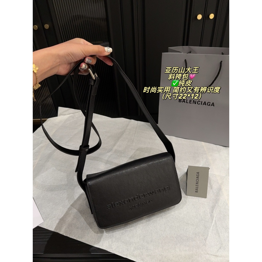 กระเป๋า Alexander Wang ทำจากหนังคุณภาพสูง มีโลโก้แบรนด์นูน พื้นผิวง่ายๆ แต่น่าจดจำ เหมาะสำหรับคนที่ช