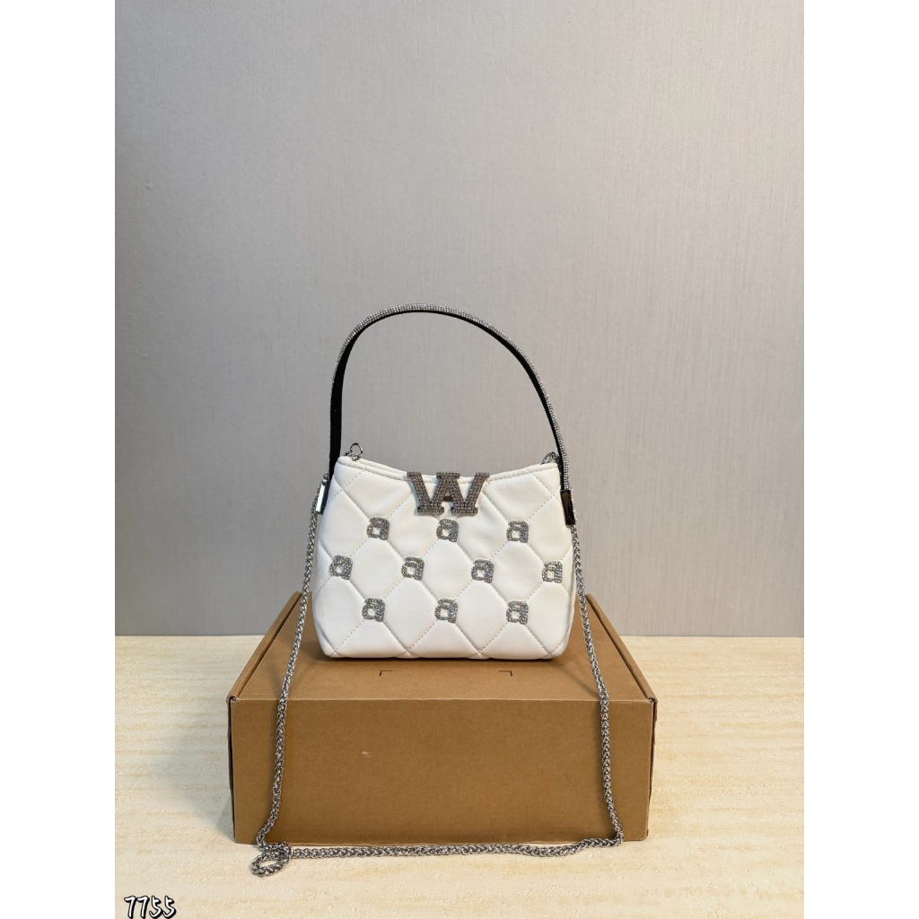 กระเป๋าดีไซน์คลาสสิกใหม่ Alexander Wang ปรับการออกแบบให้มีพื้นที่กว้างขวาง พกพาสะดวก ใช้งานได้ตลอดทั