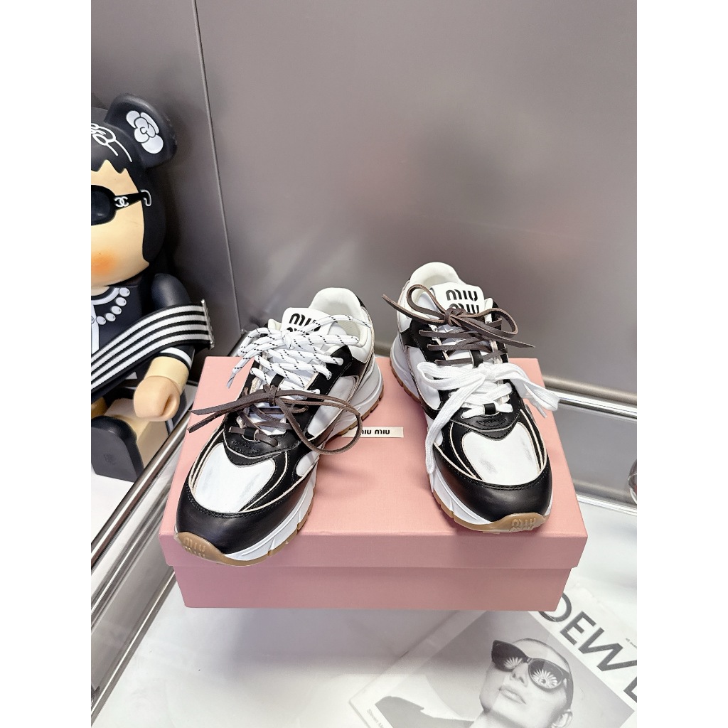 Miumiu รองเท้าผ้าใบลําลองแบบผูกเชือกสําหรับสุภาพสตรีเย็บหนัง