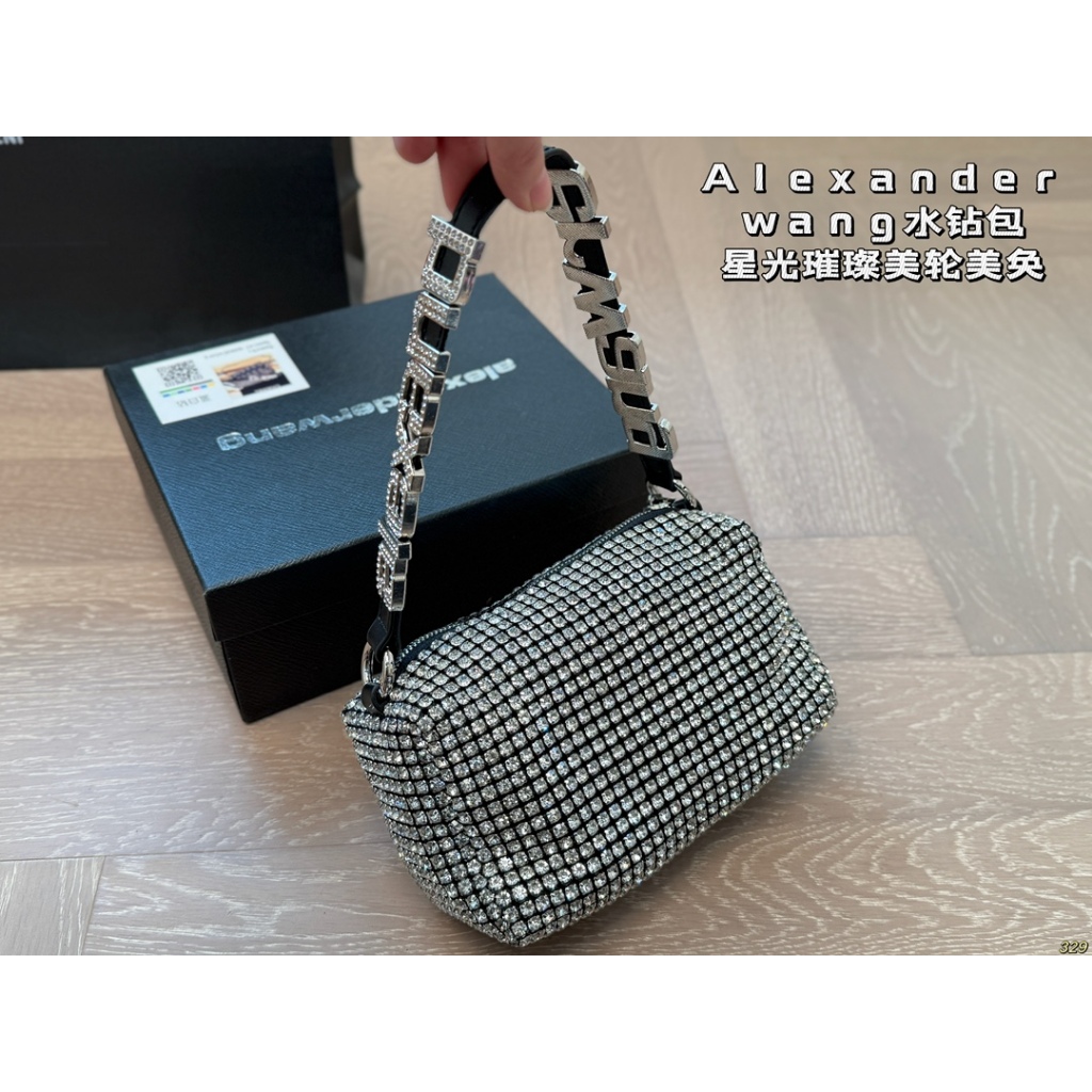กระเป๋า Alexander Wang เพชรสังเคราะห์ ส่องแสงระยิบระยับ เหมาะสำหรับแมตช์เสื้อผ้าทุกสไตล์