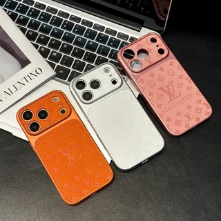 ป้ายแบรนด์หรู เคสไอโฟน 17 pro max 16 pro max 15 pro max 14 pro max 13 pro max เคสไอโฟน 13 17 15 16 เคส iphone 14 16 pro 17 pro 15 pro 13 pro 14 pro โทรศัพท์ กันกระแทก หนังนูน