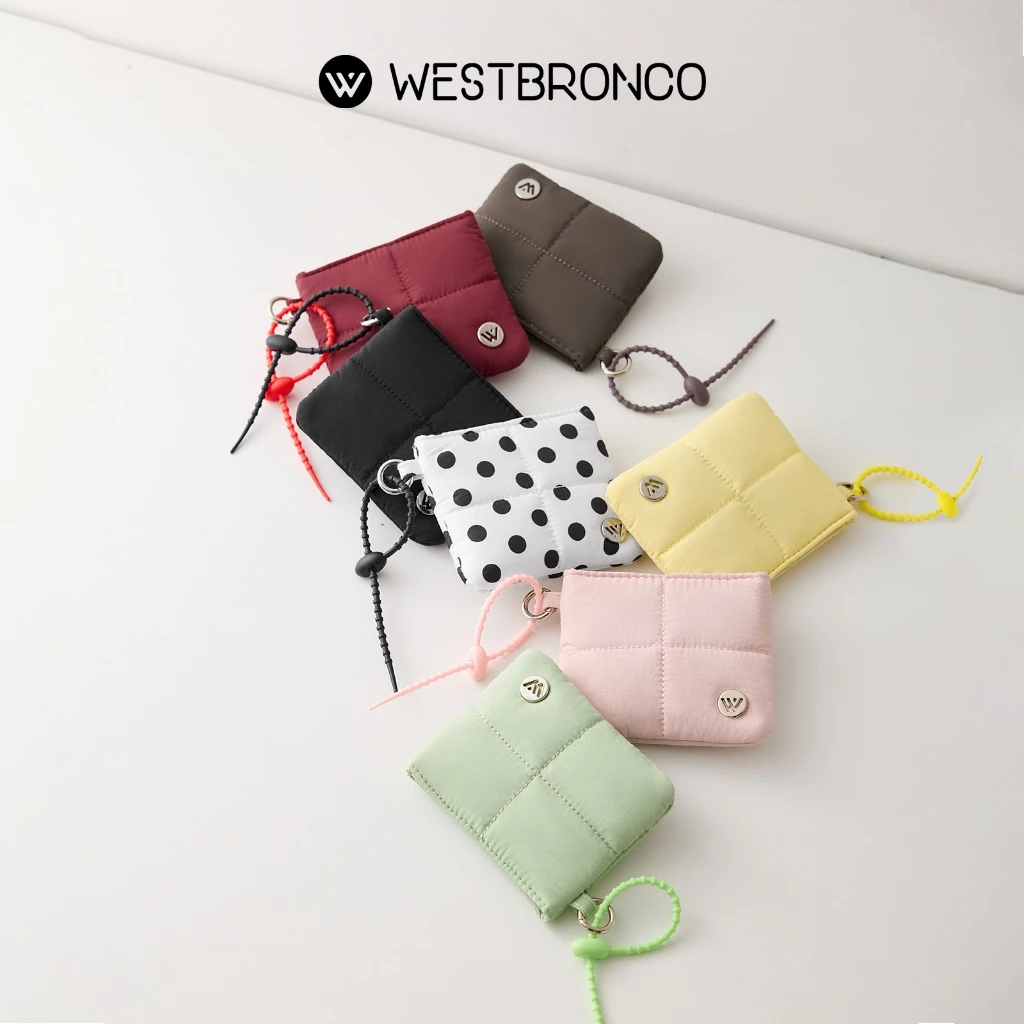 WESTBRONCO ยิปโซ (Gypso) – พร้อมสายคล้องข้อมือ กระเป๋าสตางค์บุนุ่มลายควิลท์ แบบไม่มีซิป ที่ใส่บัตรพร้อมฝาปิดแม่เหล็ก และพวงกุญแจ น้ำหนักเบามากกกก เหมาะสำหรับใช้ในชีวิตประจำวัน