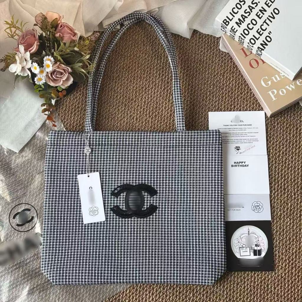 กระเป๋าโท้ทลายตารางหมากรุก สีขาวดำ/โ พร้อมชุดบรรจุภัณฑ์ศิลปะ VIP/แท็กในตัวพนักงาน BEAUTÉ/33x33 ซม.