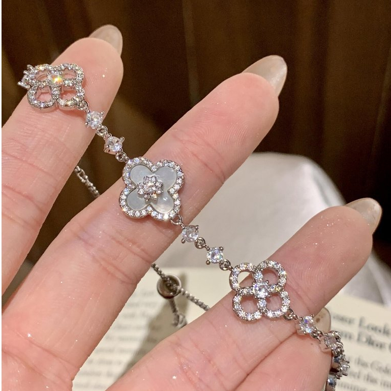 2026 สไตล์ใหม่ Niche Design Four-Leaf Clover สร้อยข้อมือประณีต Classy ต่างหูหรูหราเครื่องประดับระดับไฮเอนด์ ราคา ถูกที่สุด ดีลบีเคเค แกลเลอรีภาพที่ 2