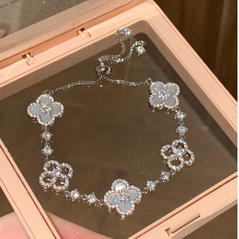 2026 สไตล์ใหม่ Niche Design Four-Leaf Clover สร้อยข้อมือประณีต Classy ต่างหูหรูหราเครื่องประดับระดับไฮเอนด์ ราคา ถูกที่สุด ดีลบีเคเค แกลเลอรีภาพที่ 3