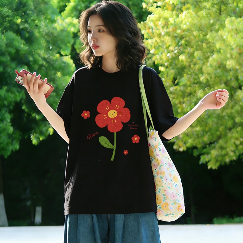 เสื้อยืดผู้หญิง Oversize ลายดอกไม้แดงคำ flower สีดำ คอกลม แฟชั่นเกาหลี ใส่สบายไม่ร้อน ใส่กางเกงหรือกระโปรงได้ เสื้อฤดูร้อน 2026 ใหม่ล่าสุด น่ารัก เหมาะกับทุกสภาพผิว