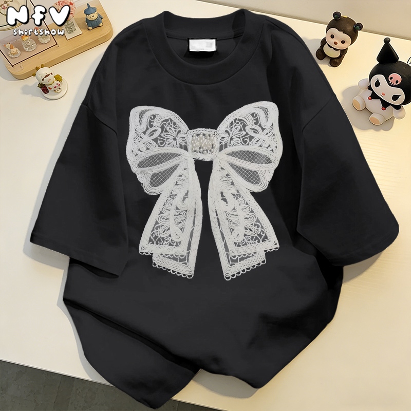 【จัดส่ง 24 ชั่วโมง】 NFV ใหม่ล่าสุด🎀 เสื้อยืดลายโบว์ คอกลมแขนสั้น 100% คอตตอน ใส่สบาย YG825