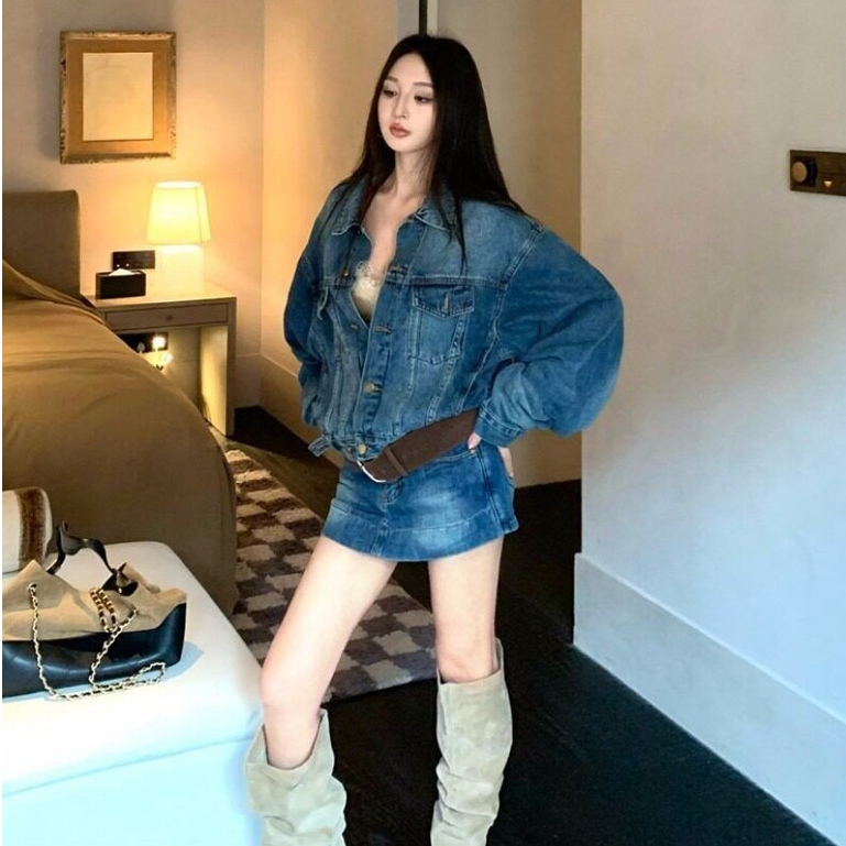แจ็คเก็ตคาร์ดิแกนแขนยาว สไตล์อเมริกันย้อนยุคสำหรับผู้หญิง ออกแบบตามแบบฉบับฮ่องกง เหมาะสวมใส่ในฤดูใบไม้ผลิ ดีไซน์สูทยีนส์ ขนาดยาวปิดสะโพก