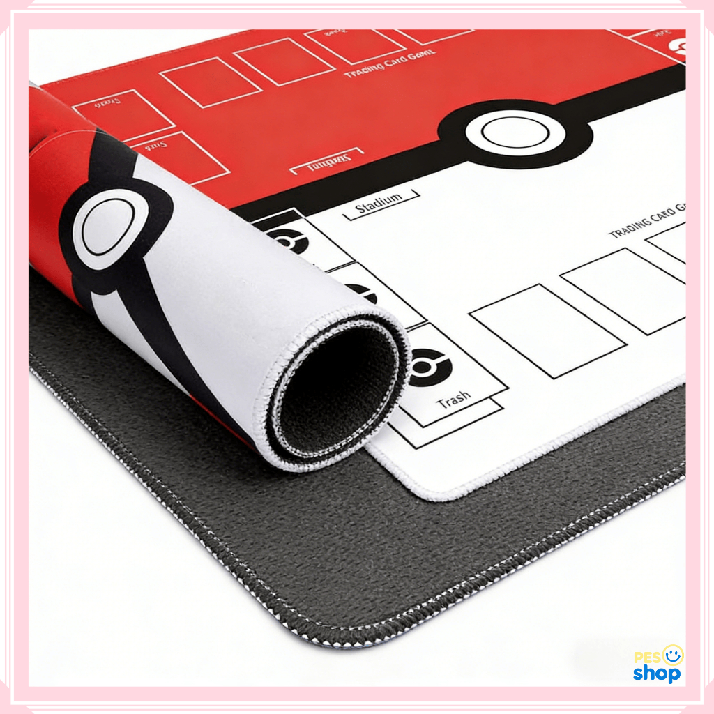 Pokémon Card Battle Mat 24 x 24 นิ้วเกมกระดานขนาดใหญ่ยางธรรมชาติ Anti-Slip ด้านล่าง Professional Card Partition Design หนาทนต่อการสึกหรอ Scratch-Resistant กันน้ําการ์ดป้องกันเพิ่ม Ba
