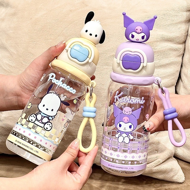 ✨Sanrio ถ้วยน้ําเด็กพลาสติก 600ML พร้อมหลอด + เชือกขวดดื่มคู่ Universal สําหรับนักเรียนและเด็กผู้หญิงปลอดภัยไม่มี BPA ทนอุณหภูมิสูงแบบพกพา Leak-Proof