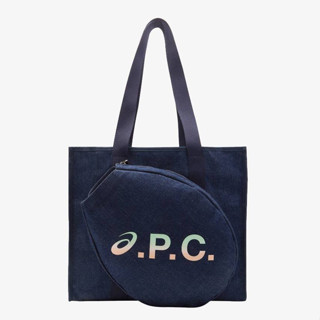 กระเป๋าเทนนิส APC ทำจากวัสดุผ้ายีนส์สีน้ําเงินเข้ม ออกแบบมาเ…