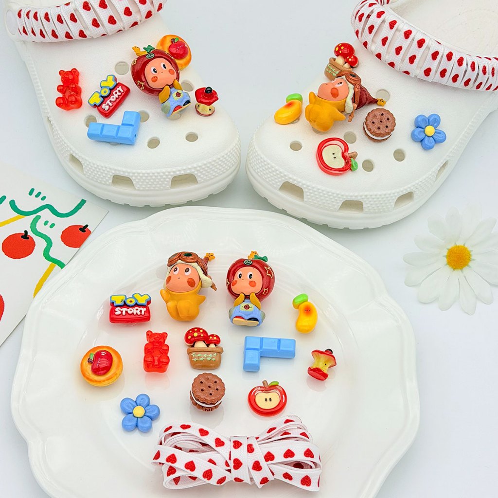 Charms Clog รองเท้าแตะน่ารักพร้อมปุ่มตกแต่ง มีสีสันสดใส เสริมความสนุกในการสวมใส่