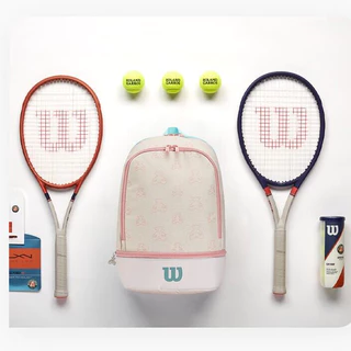 Wilson Wilson กระเป๋าเทนนิส Bear Co-Branded Commuter Travel กระเป๋ากีฬาความจุขนาดใหญ่นักเรียนชายผู้หญิงกระเป๋าเป้สะพายหลัง