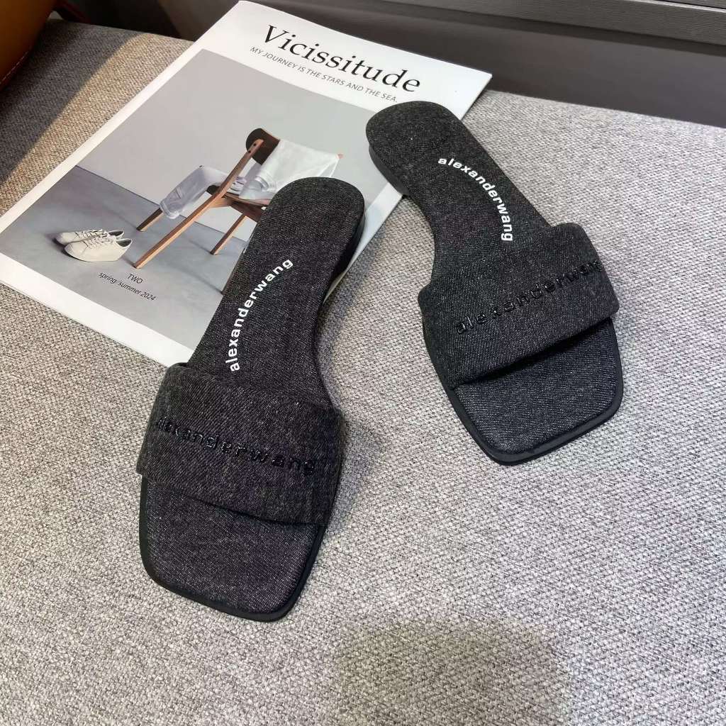 กระเป๋าสะพาย Alexander Wang  Damen พร้อมวัสดุคุณภาพสูง ให้ความรู้สึกสบาย มิกซ์แอนด์แมทช์ได้ดี