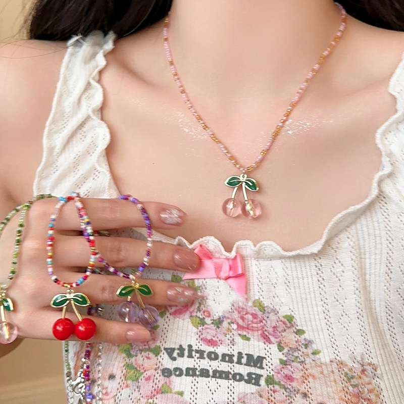 สร้อยคอลูกปัดข้าวจี้เชอร์รี่สีสันสดใส เหมาะสำหรับการพักผ่อนที่ทะเล