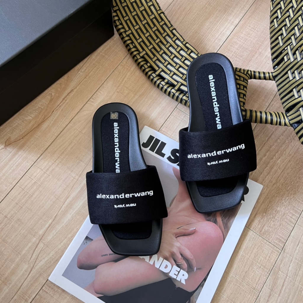 รองเท้าแตะ Alexander Wang ออกแบบพิเศษด้วยตาข่ายนูนและลายตัวอักษร