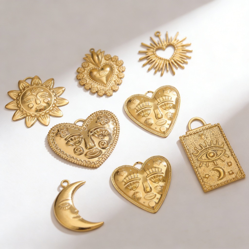 จี้รูปหัวใจ สแตนเลสชุบทอง 18k กับcharmตาชั่วร้าย พร้อมจำหน่ายส่ง