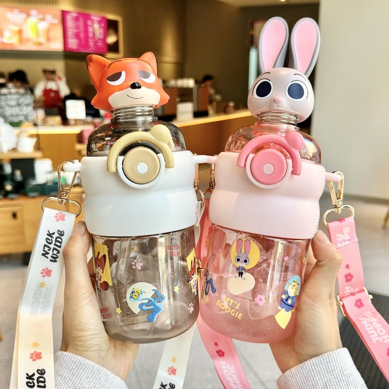 ✨✨Crazy Zoo ถ้วยน้ําการ์ตูน 600 มล. ปลอดภัยไม่มี BPA สายคล้องป้องกันการรั่วความจุขนาดใหญ่เด็กนักเรียนขวดน้ําแบบพกพา
