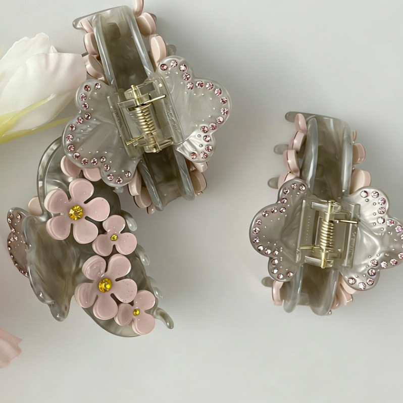 กรงเล็บผมอะซิเตท ดีไซน์หินอ่อนสีเทา dual-tone กับ appliqués ดอกไม้สีชมพูและ rhinestones สีทอง เหมาะสำหรับตกแต่งทรงผมบางหรือหนา