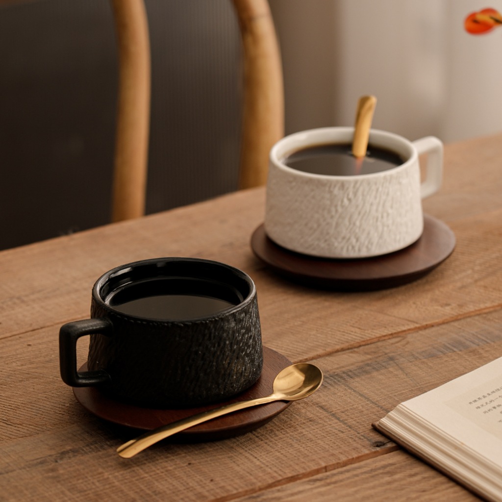 ถ้วยกาแฟเซรามิกสไตล์เรโทรพร้อมจานรองและช้อน ความจุ 230 มม. ลายหิน สไตล์คู่รัก เหมาะสำหรับบ้านและที่ทำงาน