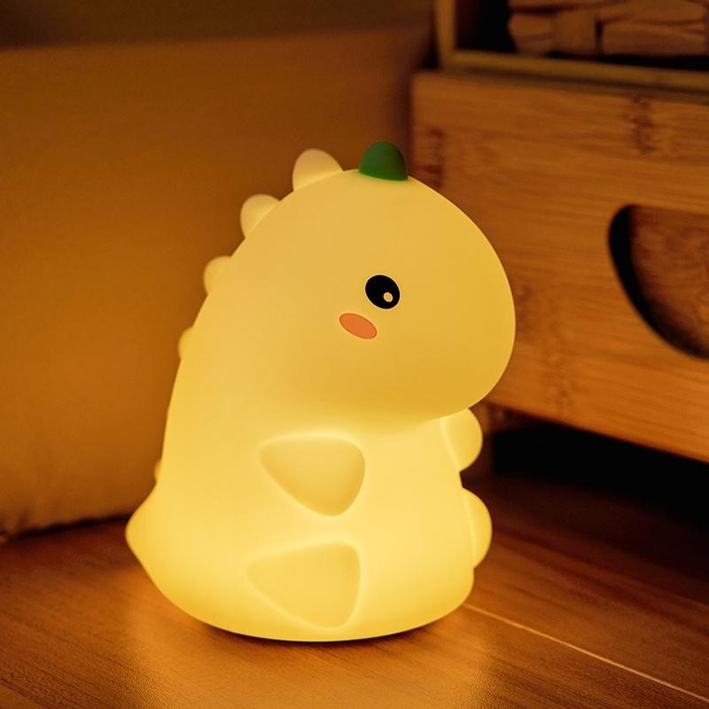 โคมไฟกลางคืน LED รูปไดโนเสาร์น่ารัก ชาร์จไฟได้ ปรับความสว่างได้ 3 ระดับ ของตกแต่งแสงไฟสุดฮาสำหรับโต๊ะทำงานและห้องนอน ของขวัญที่สมบูรณ์แบบสำหรับครอบครัวและเพื่อนฝูง ของขวัญวันเกิด