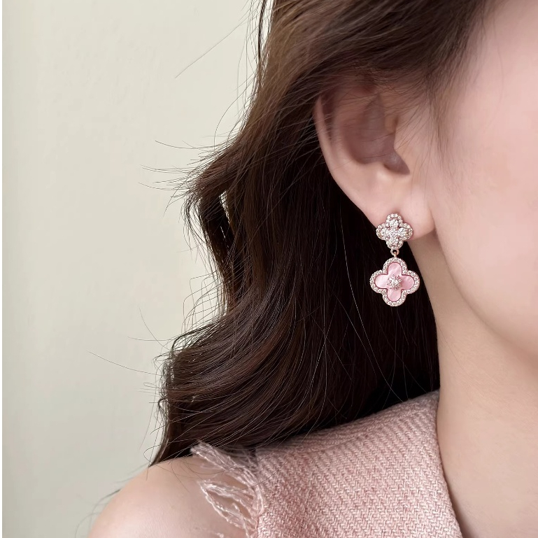 Rose Gold Fritillary ดอกไม้สี่ใบต่างหู Niche ประณีตที่ไม่ซ้ํากันที่สวยงามต่างหูหรูหรา High-End ต่างหูสีชมพูผู้หญิง
