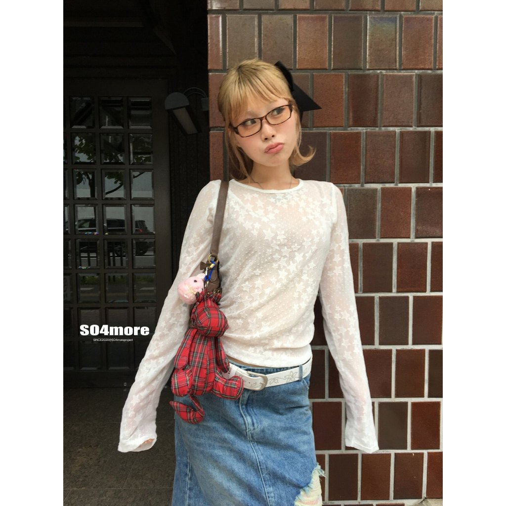 【BANKO】เสื้อยืดแขนยาวทรงหลวม สไตล์เกาหลี ลายดอกไม้สีขากรอบรอบคอดูผอม