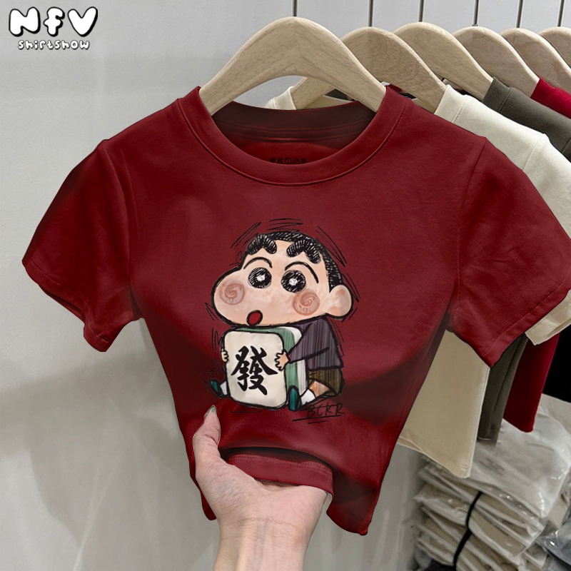 เสื้อยืดเซ็กซี่ 💕แฟชั่นสไตล์เกาหลี🍒เสื้อยืดคอกลมทรงเข้ารูป เอวยางยืด ผู้หญิง ลายชินจังถือไพ่นกกระจอก baby tee YG2105