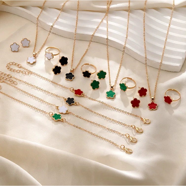 18K Gold สไตล์ใหม่ Clover สร้อยคอชุดสุภาพสตรี Colorfast แฟนของขวัญชุดเครื่องประดับ 3in1
