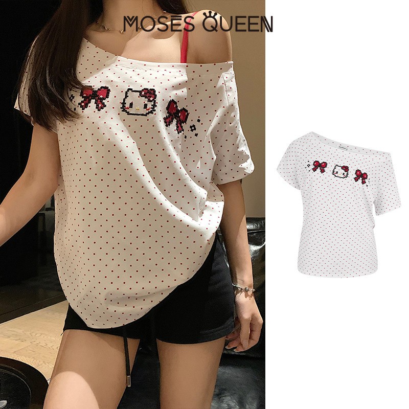 MOSESQUEEN น่ารัก Hello Kitty สไตล์หนึ่งไหล่ไม่สมมาตร ดีไซน์ปิดไหล่พอลกา.Dot สีแดงและดำ สบาย ๆ ในสไตล์ Kawaii #63532+63532-1
