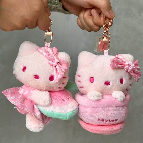 HelloKitty X HEYTEA Limited Edition จี้สะสมดีไซน์ร่วม พวงกุญแจ และกระเป๋าสตางค์